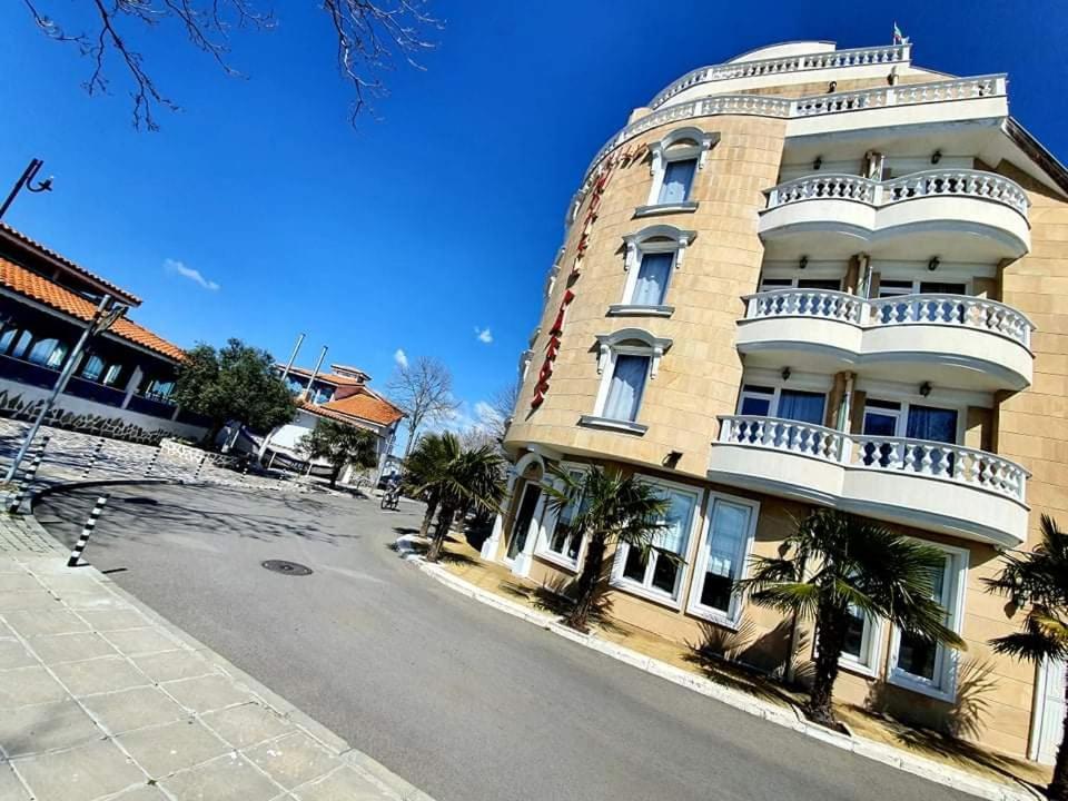 Family Hotel Paros Pomorie Exteriör bild