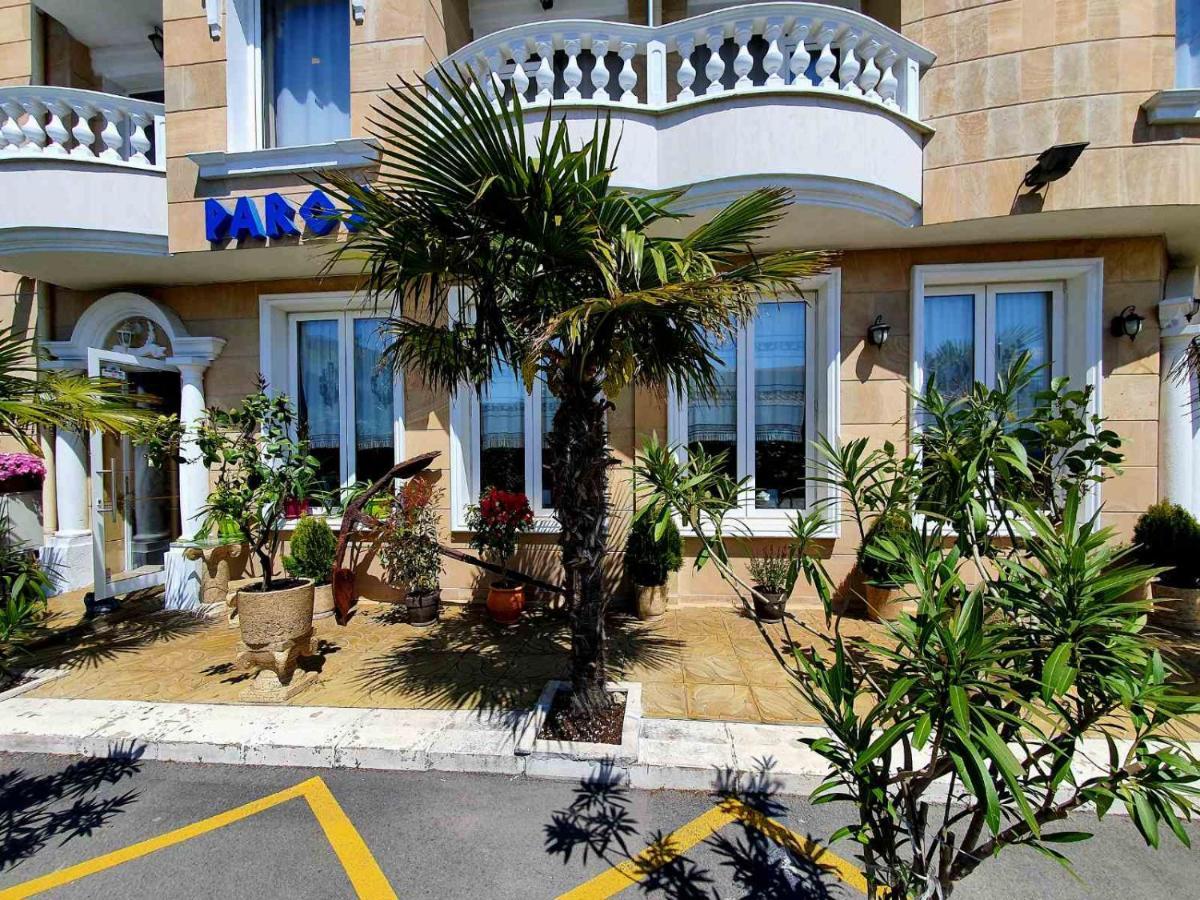 Family Hotel Paros Pomorie Exteriör bild